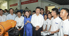 General Secretary Xi visited Henfux school-enterprise cooperation unit